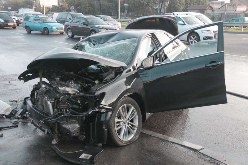 ÐапÑаÑÑи Ð¾Ñ Ð¼Ð°ÑÐ¸Ð½Ñ ÑазбÑоÑало на неÑколÑко меÑÑов Ð¾Ñ Ð¼ÐµÑÑа ÑÑолкновениÑ.