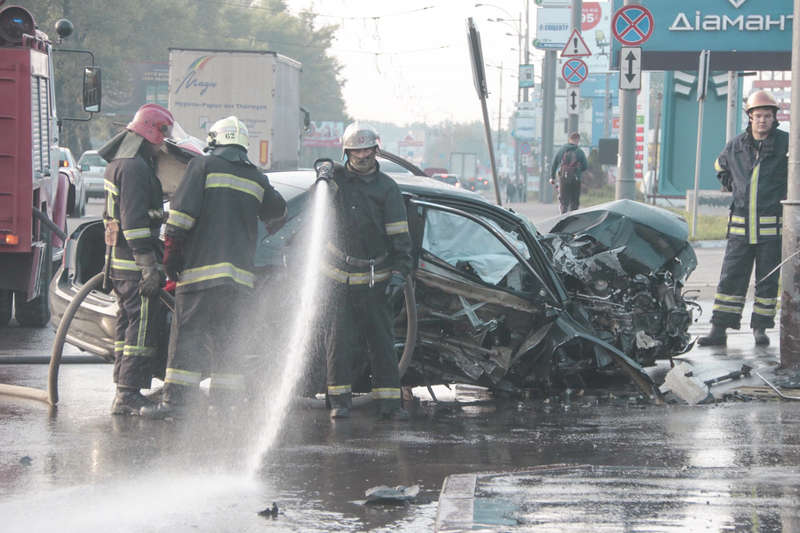 Ðа меÑÑе ÑабоÑали ÑпаÑаÑели, коÑоÑÑе ÑмÑвали бензин Ñ Ð¿Ñоезжей ÑаÑÑи