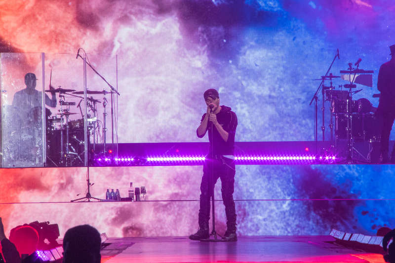 Манит Ñвои взглÑдом, ищет ту Ñамую, чтобы поцеловать!