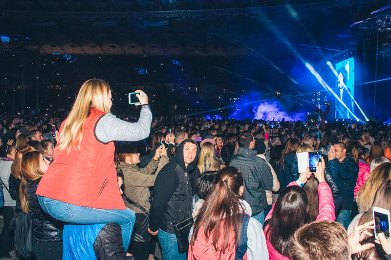 Публика не выпуÑкала из рук гаджеты