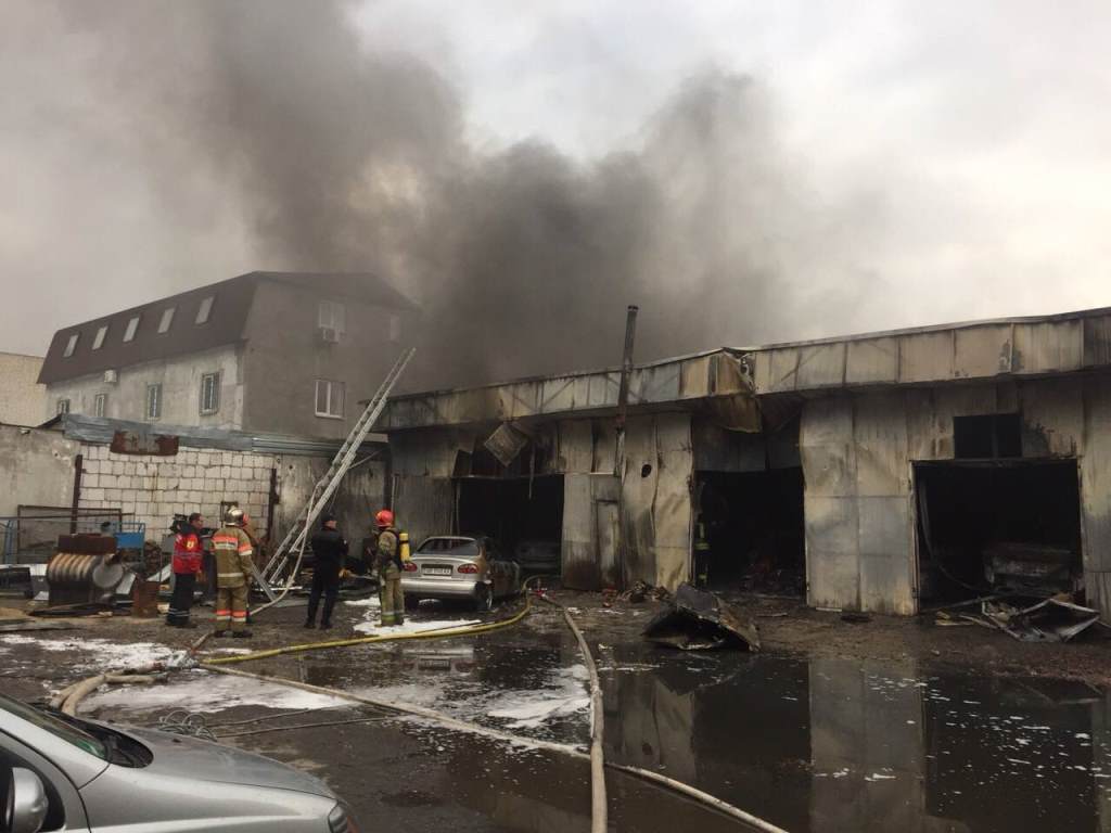 Ð¡Ð¿ÐµÑ†Ð¸Ð°Ð»Ð¸ÑÑ‚Ñ‹ Ð¾Ð¿ÐµÑ€Ð°Ñ‚Ð¸Ð²Ð½Ð¾ Ñ‚ÑƒÑˆÐ°Ñ‚ Ð·Ð´Ð°Ð½Ð¸Ðµ