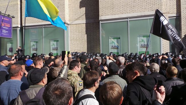 Полиция не дала активистам поставить палатки на Майдане. Произошла стычка 10 Полиция не дала активистам поставить палатки на Майдане. Произошла стычка 10