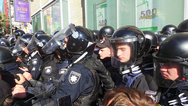 Полиция не дала активистам поставить палатки на Майдане. Произошла стычка 12 Полиция не дала активистам поставить палатки на Майдане. Произошла стычка 12