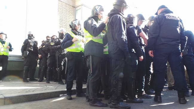 Полиция не дала активистам поставить палатки на Майдане. Произошла стычка 14 Полиция не дала активистам поставить палатки на Майдане. Произошла стычка 14