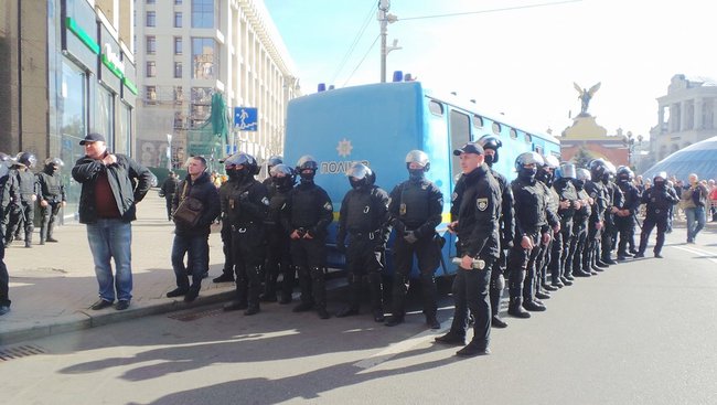 Полиция не дала активистам поставить палатки на Майдане. Произошла стычка 15 Полиция не дала активистам поставить палатки на Майдане. Произошла стычка 15