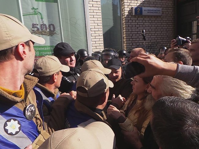 Полиция не дала активистам поставить палатки на Майдане. Произошла стычка 16 Полиция не дала активистам поставить палатки на Майдане. Произошла стычка 16