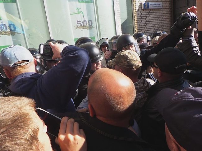 Полиция не дала активистам поставить палатки на Майдане. Произошла стычка 08 Полиция не дала активистам поставить палатки на Майдане. Произошла стычка 08