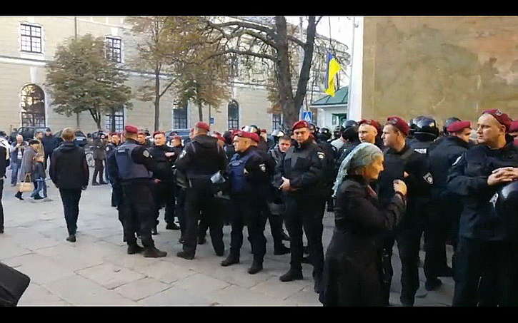 Ð Ðиево-ÐеÑеÑÑкой лавÑе задеÑÐ¶Ð°Ð½Ñ Ð±Ð¾Ð»ÐµÐµ 120 "ÑиÑÑÑек": поÑвилиÑÑ ÑоÑо