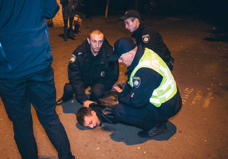 ÐолодÑе лÑди наÑ
одилиÑÑ Ð² ÑоÑÑоÑнии алкоголÑного опÑÑÐ½ÐµÐ½Ð¸Ñ Ð¸ вели ÑÐµÐ±Ñ Ð°Ð³ÑеÑÑивно