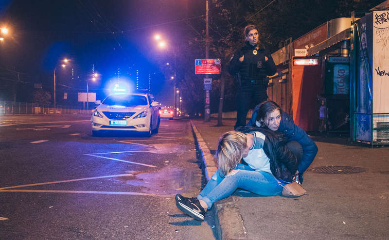 Ðо вÑÐµÐ¼Ñ Ð·Ð°Ð´ÐµÑÐ¶Ð°Ð½Ð¸Ñ Ð¼Ð¾Ð»Ð¾Ð´Ñе лÑди ÑÑÑÑоили дÑÐ°ÐºÑ Ñ ÑоÑÑÑдниками полиÑии