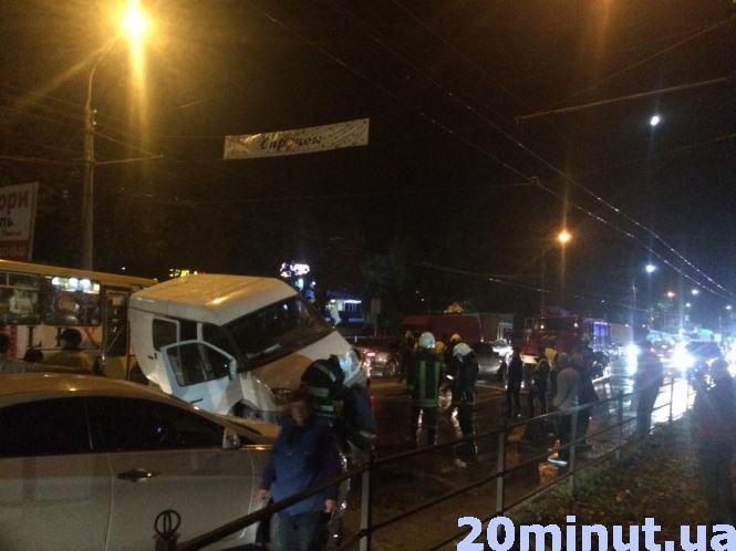 ÐÐ²Ñ‚Ð¾Ð±ÑƒÑ Ñ€Ð°Ð·Ð´Ð°Ð²Ð¸Ð» полицейÑкое авто в Тернополе: опубликованы фото и видео