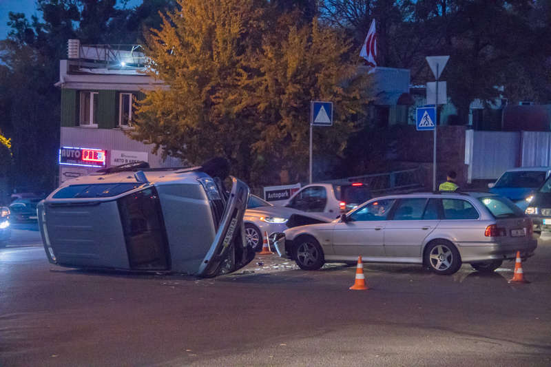 BMW        Toyota Land Cruiser