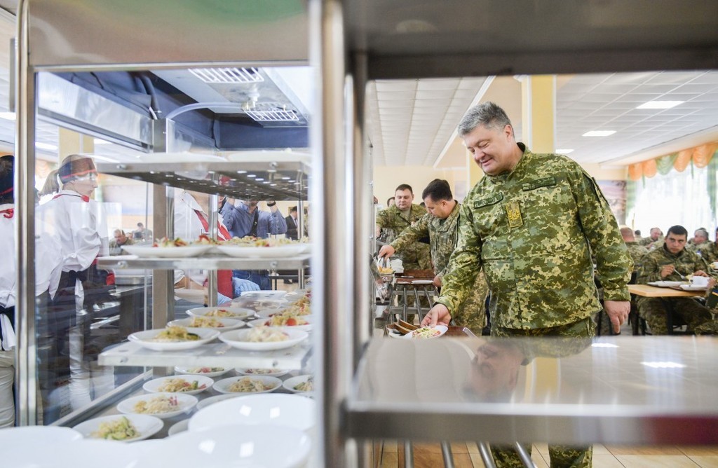 Порошенко поел в солдатской столовой: фото меню президента