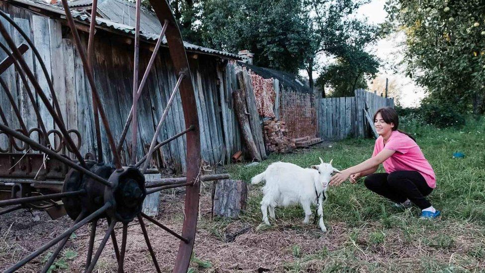 Одна из дочерей с козой