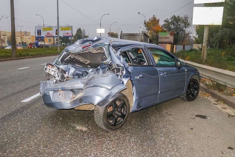 ÐÐ?Ри Opel оÑÑановилиÑÑ Ð¿ÐµÑед пеÑеÑ
одом, ÑÑÐ¾Ð±Ñ Ð¿ÑопÑÑÑиÑÑ Ð¿ÐµÑеÑ
ода, в ниÑ
влеÑел ÑамоÑвал Iveco