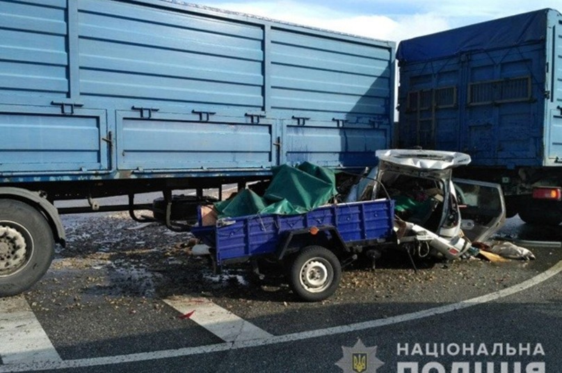 ÐаÑÐ¸Ð½Ñ ÑмÑло как бÑмагÑ. СÑаÑÑй ÐÐРпогÑбил двоиÑ
лÑдей под гÑÑзовиком