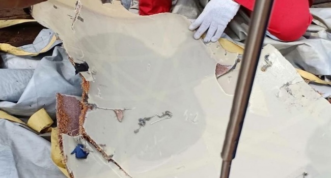 Спасатели обнаружили обломки лайнера, упавшего в Индонезии: все пассажиры погибли Спасатели обнаружили обломки лайнера, упавшего в Индонезии: все пассажиры погибли