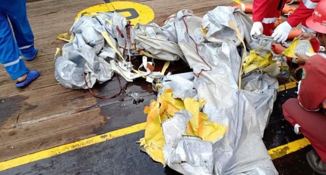 Спасатели обнаружили обломки лайнера, упавшего в Индонезии: все пассажиры погибли Спасатели обнаружили обломки лайнера, упавшего в Индонезии: все пассажиры погибли