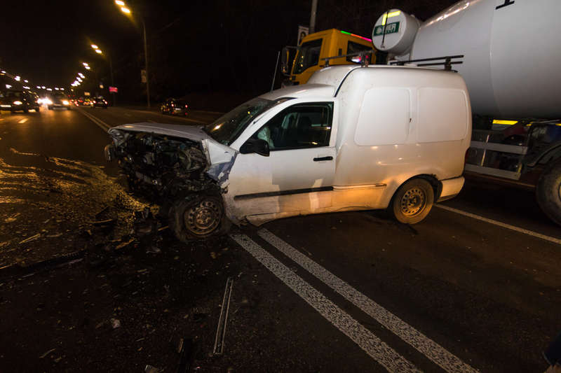 Volkswagen Caddy Ð¸ Opel Astra Ð´Ð²Ð¸Ð³Ð°Ð»Ð¸ÑÑŒ Ð¿Ð¾ ÐºÑ€Ð°Ð¹Ð½ÐµÐ¹ Ð»ÐµÐ²Ð¾Ð¹ Ð¿Ð¾Ð»Ð¾ÑÐµ Ð² ÑÑ‚Ð¾Ñ€Ð¾Ð½Ñƒ Ð¼Ð¾ÑÑ‚Ð° ÐŸÐ°Ñ‚Ð¾Ð½Ð°