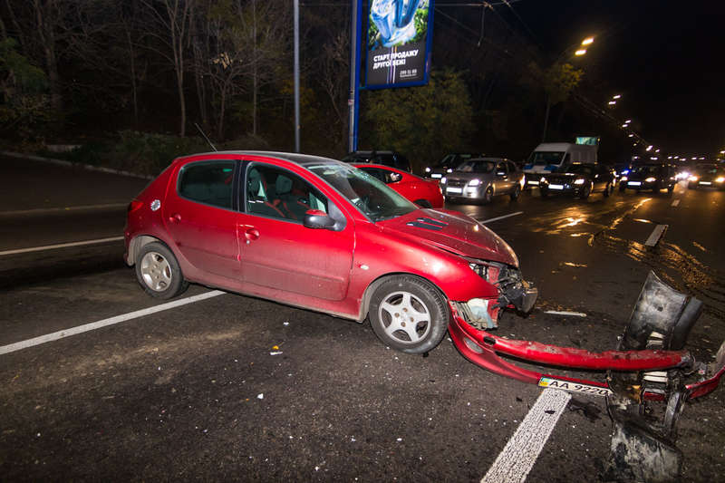 Ð§ÐµÑ€ÐµÐ· Ñ‡Ð°Ñ Ð¿Ð¾ÑÐ»Ðµ ÑÑ‚Ð¾Ð»ÐºÐ½Ð¾Ð²ÐµÐ½Ð¸Ñ, Ð¿Ð¾Ð»Ð¸Ñ†Ð¸Ñ Ð²ÑÐµ ÐµÑ‰Ðµ Ð½Ðµ Ð´Ð¾Ð±Ñ€Ð°Ð»Ð°ÑÑŒ Ð´Ð¾ Ð¼ÐµÑÑ‚Ð° ÑÑ‚Ð¾Ð»ÐºÐ½Ð¾Ð²ÐµÐ½Ð¸Ñ