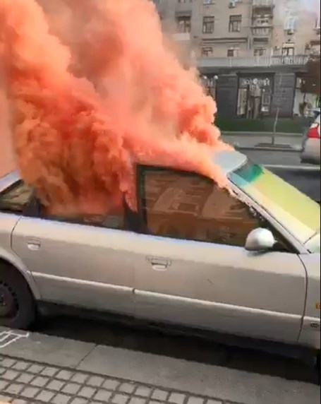 ’’Будут гореть машины!’’ В Киеве владельцы авто на еврономерах подожгли шашки