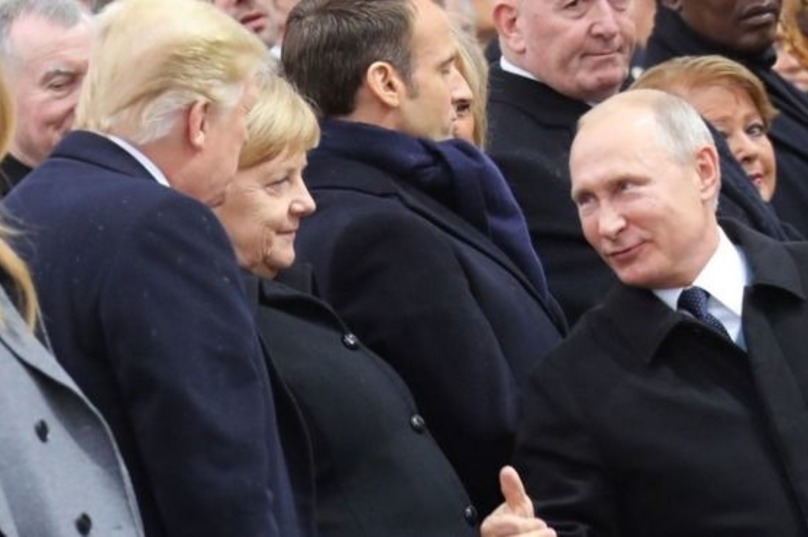 Ð¡Ð¼Ð¾Ñ‚Ñ€ÑÑ‚ ÐºÐ°Ðº Ð½Ð° ÑƒÐ±Ð¾Ð³Ð¾Ð³Ð¾ ÐºÐ»Ð¾ÑƒÐ½Ð°. Ð¤Ð¾Ñ‚Ð¾ ÐŸÑƒÑ‚Ð¸Ð½Ð° Ð² ÐŸÐ°Ñ€Ð¸Ð¶Ðµ Ð²Ð·Ð¾Ñ€Ð²Ð°Ð»Ð¾ Ð¡ÐµÑ‚ÑŒ 