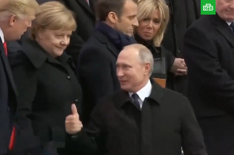 Ð¡Ð¼Ð¾Ñ‚Ñ€ÑÑ‚ ÐºÐ°Ðº Ð½Ð° ÑƒÐ±Ð¾Ð³Ð¾Ð³Ð¾ ÐºÐ»Ð¾ÑƒÐ½Ð°. Ð¤Ð¾Ñ‚Ð¾ ÐŸÑƒÑ‚Ð¸Ð½Ð° Ð² ÐŸÐ°Ñ€Ð¸Ð¶Ðµ Ð²Ð·Ð¾Ñ€Ð²Ð°Ð»Ð¾ Ð¡ÐµÑ‚ÑŒ 