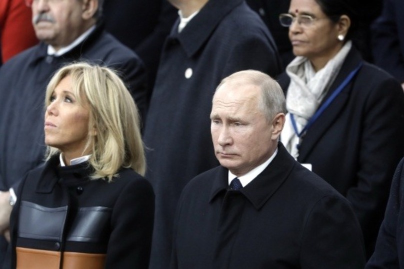 Ð¡Ð¼Ð¾Ñ‚Ñ€ÑÑ‚ ÐºÐ°Ðº Ð½Ð° ÑƒÐ±Ð¾Ð³Ð¾Ð³Ð¾ ÐºÐ»Ð¾ÑƒÐ½Ð°. Ð¤Ð¾Ñ‚Ð¾ ÐŸÑƒÑ‚Ð¸Ð½Ð° Ð² ÐŸÐ°Ñ€Ð¸Ð¶Ðµ Ð²Ð·Ð¾Ñ€Ð²Ð°Ð»Ð¾ Ð¡ÐµÑ‚ÑŒ 