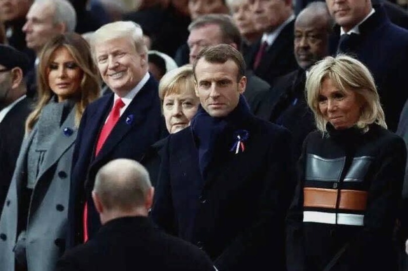 Ð¡Ð¼Ð¾Ñ‚Ñ€ÑÑ‚ ÐºÐ°Ðº Ð½Ð° ÑƒÐ±Ð¾Ð³Ð¾Ð³Ð¾ ÐºÐ»Ð¾ÑƒÐ½Ð°. Ð¤Ð¾Ñ‚Ð¾ ÐŸÑƒÑ‚Ð¸Ð½Ð° Ð² ÐŸÐ°Ñ€Ð¸Ð¶Ðµ Ð²Ð·Ð¾Ñ€Ð²Ð°Ð»Ð¾ Ð¡ÐµÑ‚ÑŒ 