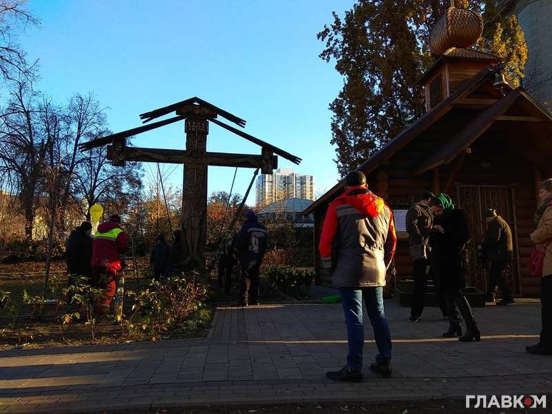 ÐоммÑалÑÑики пеÑенеÑли мемоÑиал ÐеÑоев ÐебеÑной ÑоÑни в Ðиеве. ФоÑо: Ðлавком dqxikeidqxiqqeant