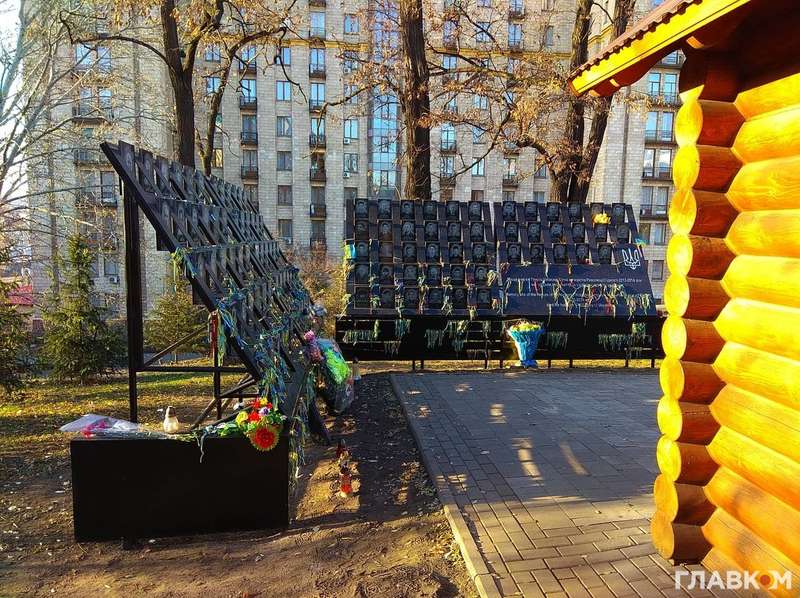 ÐоммÑалÑÑики пеÑенеÑли мемоÑиал ÐеÑоев ÐебеÑной ÑоÑни в Ðиеве. ФоÑо: Ðлавком