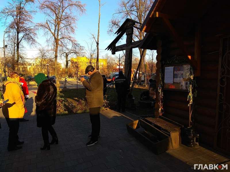 ÐоммÑалÑÑики пеÑенеÑли мемоÑиал ÐеÑоев ÐебеÑной ÑоÑни в Ðиеве. ФоÑо: Ðлавком