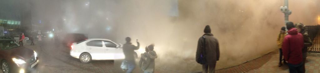 Машина Ñ Ð»ÑŽÐ´ÑŒÐ¼Ð¸ провалилаÑÑŒ в разлом: в Киеве произошло крупное ЧП