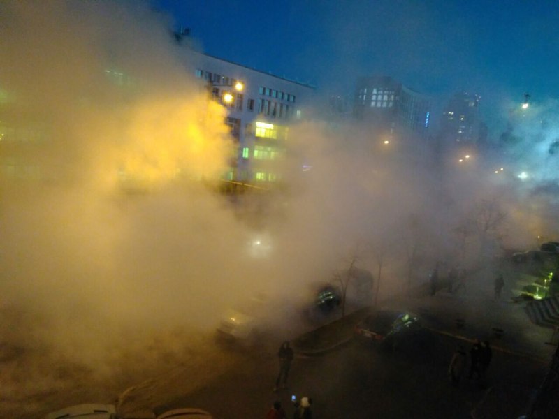 Машина Ñ Ð»ÑŽÐ´ÑŒÐ¼Ð¸ провалилаÑÑŒ в разлом: в Киеве произошло крупное ЧП