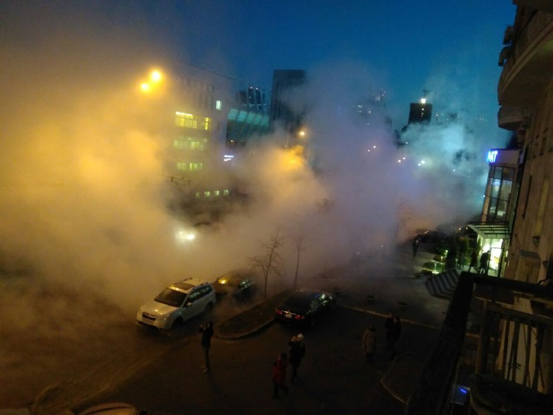 Машина Ñ Ð»ÑŽÐ´ÑŒÐ¼Ð¸ провалилаÑÑŒ в разлом: в Киеве произошло крупное ЧП