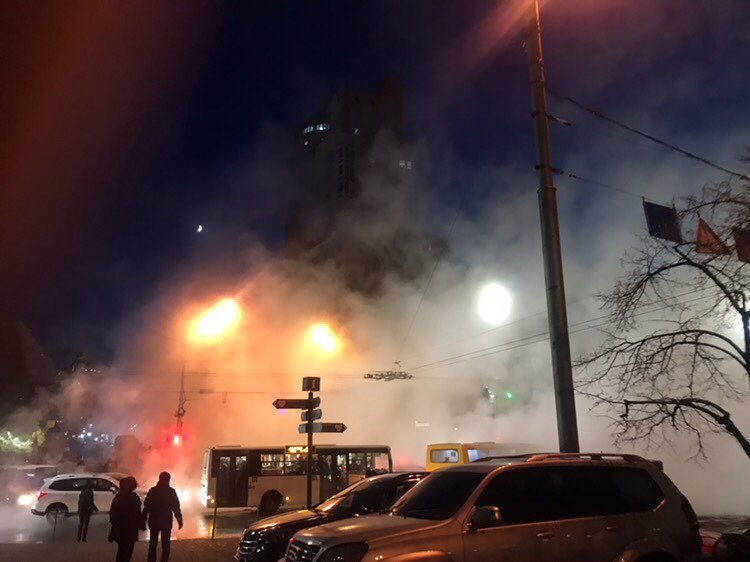 Машина Ñ Ð»ÑŽÐ´ÑŒÐ¼Ð¸ провалилаÑÑŒ в разлом: в Киеве произошло крупное ЧП