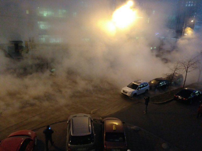 Машина Ñ Ð»ÑŽÐ´ÑŒÐ¼Ð¸ провалилаÑÑŒ в разлом: в Киеве произошло крупное ЧП