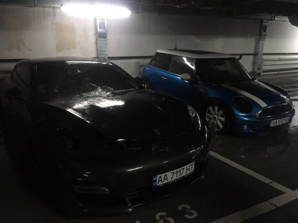 ÐеизвеÑÑнÑе подожгли авÑомобилÑ MINI Cooper, а Ñ Ð½ÐµÐ³Ð¾ Ð¾Ð³Ð¾Ð½Ñ Ð¿ÐµÑекинÑлÑÑ Ð½Ð°Â Porsche Panamera, коÑоÑÑй ÑÑоÑл ÑÑдом