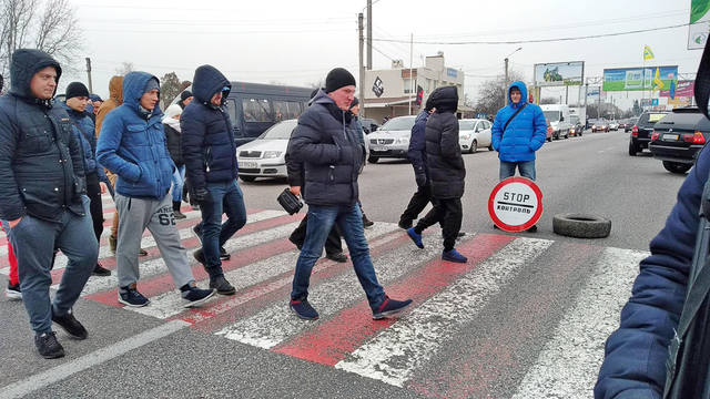 Евробляхеры заблокировали трассы Киев-Чоп, Одесса-Киев, выезды из Харькова и объездную дорогу Житомира 08 Евробляхеры заблокировали трассы Киев-Чоп, Одесса-Киев, выезды из Харькова и объездную дорогу Житомира 08