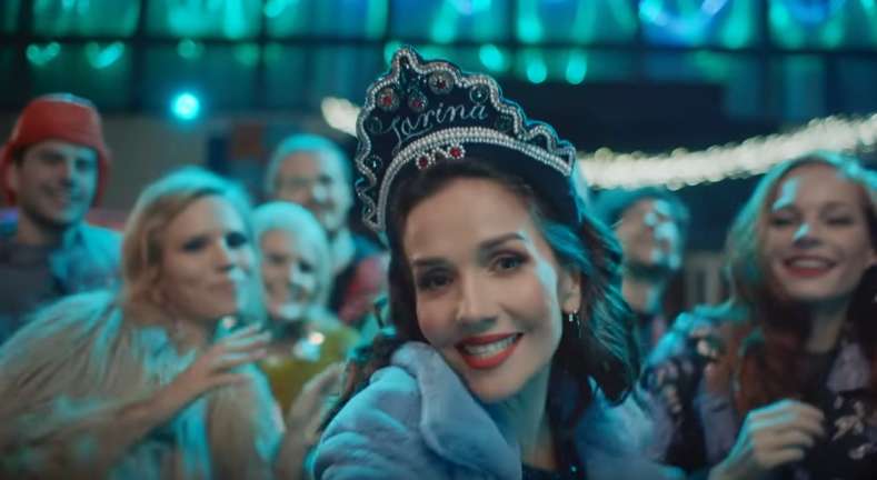 ’’Я лÑÐ±Ð»Ñ ÑебÑ, РоÑÑиÑ!’’ ÐÑлÑÑÐ¾Ð²Ð°Ñ Ð¿ÐµÐ²Ð¸Ñа заплÑÑала в кокоÑнике под ковÑом