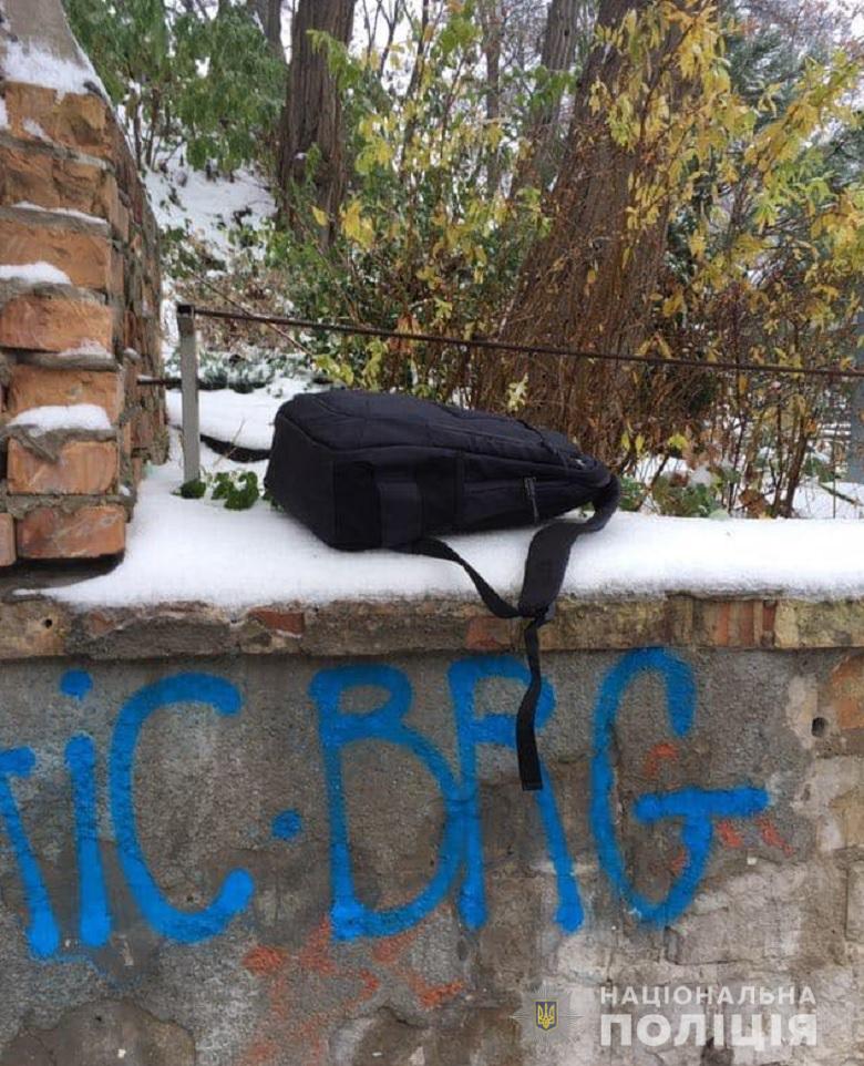 Однако злоумышленники забыли на меÑте преÑÑ‚ÑƒÐ¿Ð»ÐµÐ½Ð¸Ñ Ñ€ÑŽÐºÐ·Ð°Ðº Ñ Ð²ÐµÑ‰ÐµÑтвенными доказательÑтвами