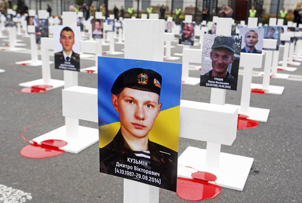 Акция памяти украинских военнослужащих, погибших под Иловайском, у здания посольства РФ в Киеве. Фото: Serg Glovny / Zuma / TASS dqxikeidqxitkant