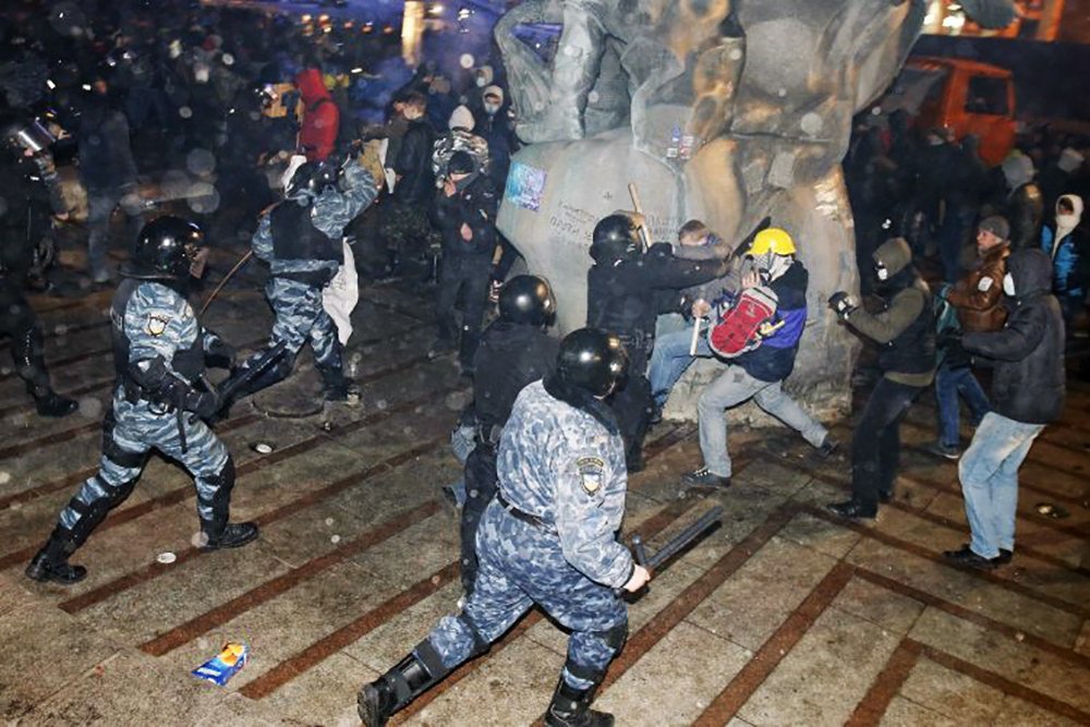 Люди пытались укрыться возле памятника