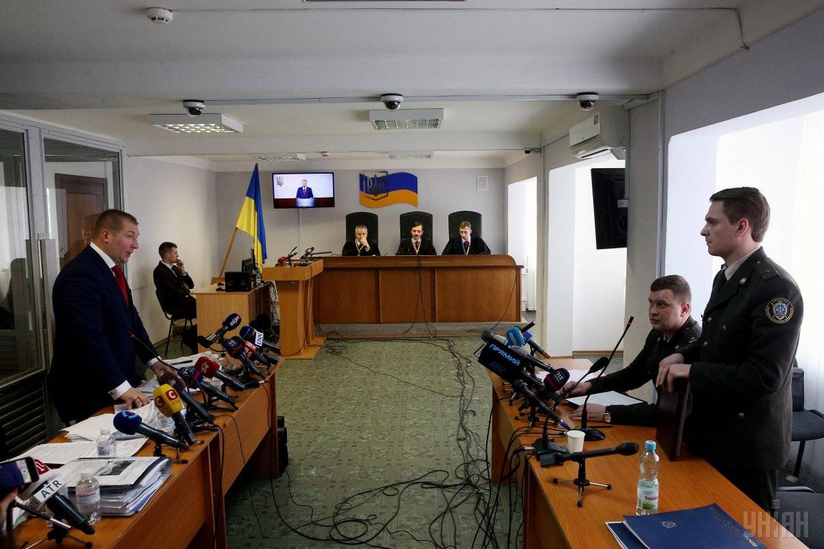 Засідання Оболонського райсуду Києва у справі про державну зраду екс-президента Віктора Януковича, 21 лютого 2018 року. На фото ліворуч — адвокат Януковича Микола Сердюк, праворуч — прокурор ГПУ у справі Руслан Кравченко