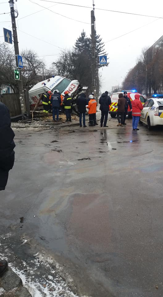 ДТП в Житомирі Швидка влетіла у двір dqxikeidqxiqqeant