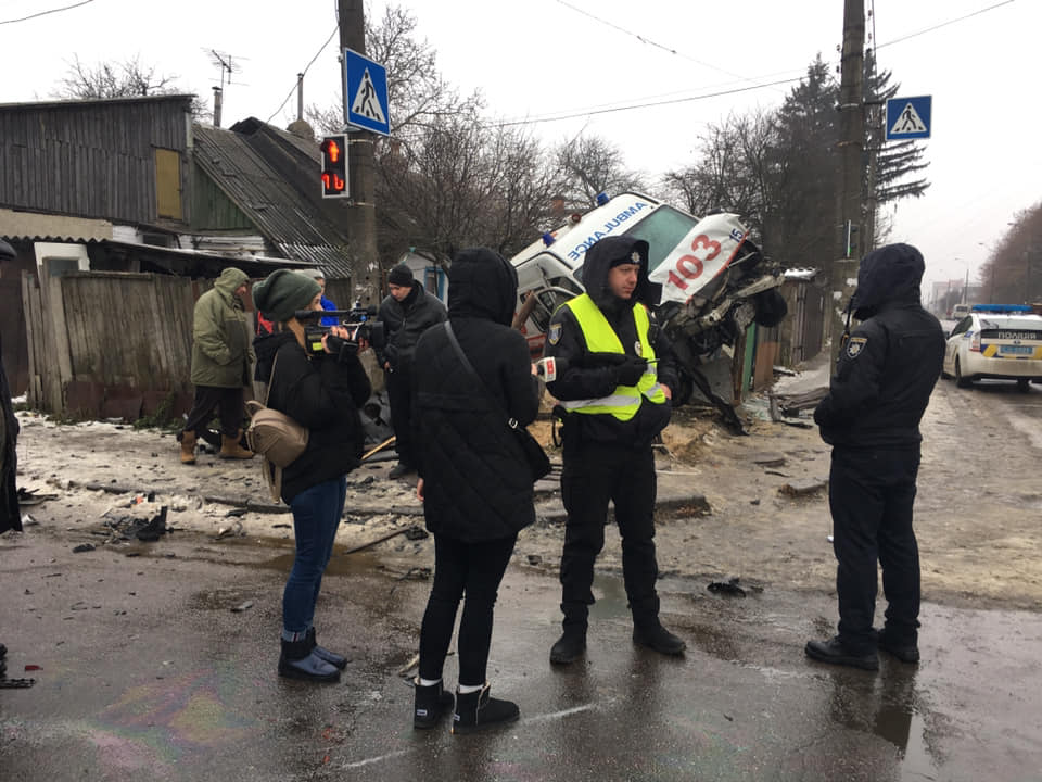 ДТП в Житомирі Швидка влетіла у двір