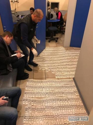 180600-kover-iz-dollarov-zaderzhan-sovetnik-gendirektora-ukrainskogo-dunajskogo-parohodstva-big dqxikeidqxiqqeant