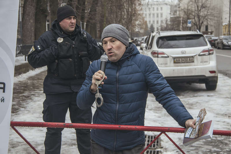 Ðдин из ÑÑаÑÑников акÑии вÑзвалÑÑ Ð¿ÐµÑедаÑÑ ÑобÑаннÑе ÑÑедÑÑва пÑезиденÑÑ Ð£ÐºÑаинÑ