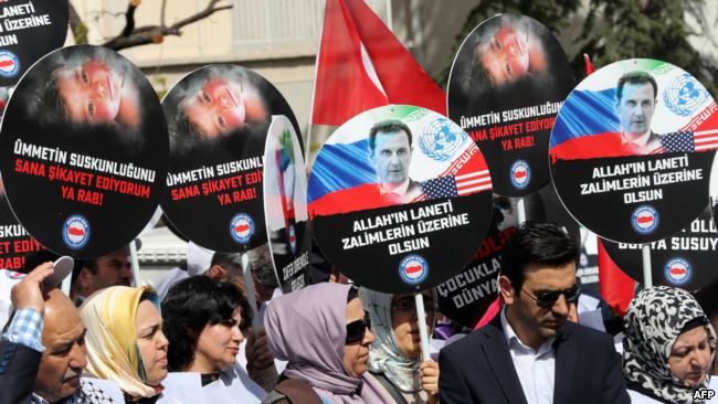 В Анкарі під посольством Росії у Туреччині протестувальники виступають проти дій Росії в Сирії, 7 квітня 2017 рокуроку