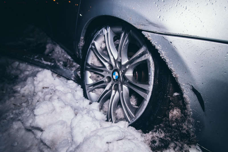 BMW ÑдаÑилÑÑ Ð¾ боÑдÑÑ Ð¸ Ñломал заднÑÑ Ð¿Ð¾Ð´Ð²ÐµÑкÑ